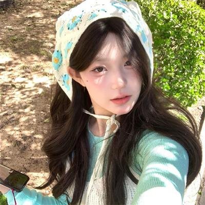 坐在酒吧里吃蛋糕